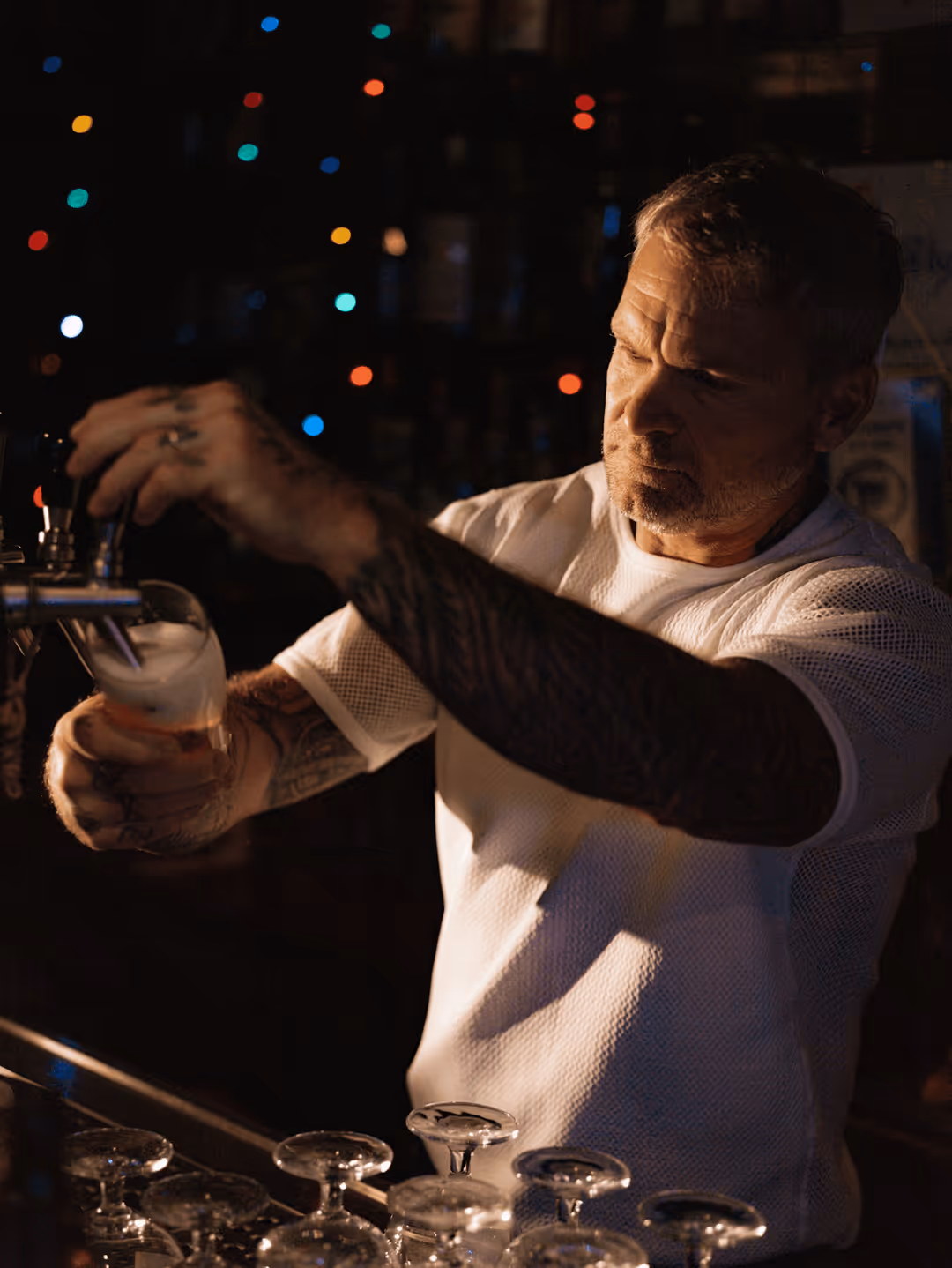 Bartender skænker en øl fra hanen